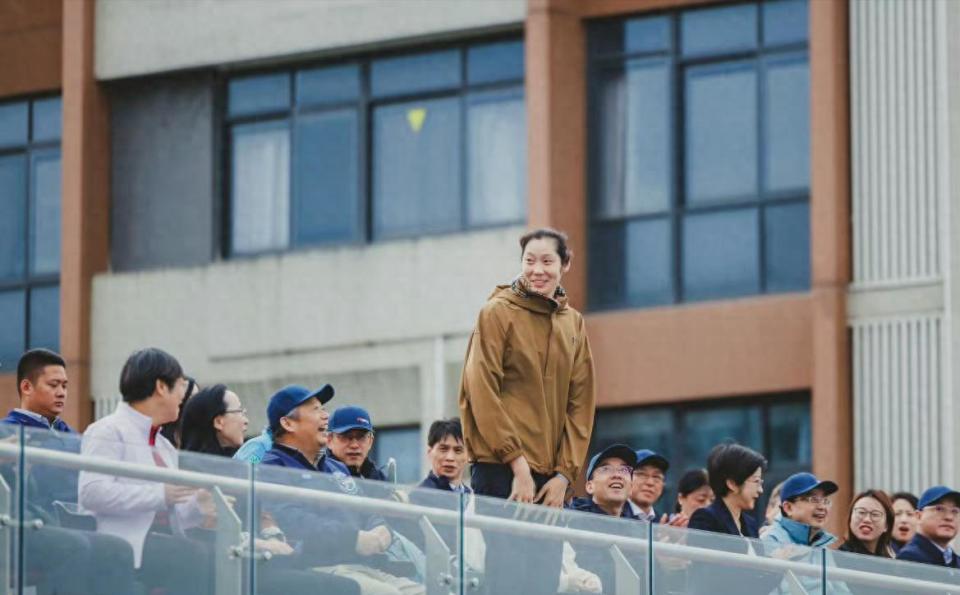 她们的纸面, 实力颇为强, 的分组和队